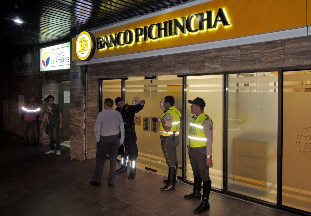 cliente fue asaltado al interior del banco en Guayaquil
