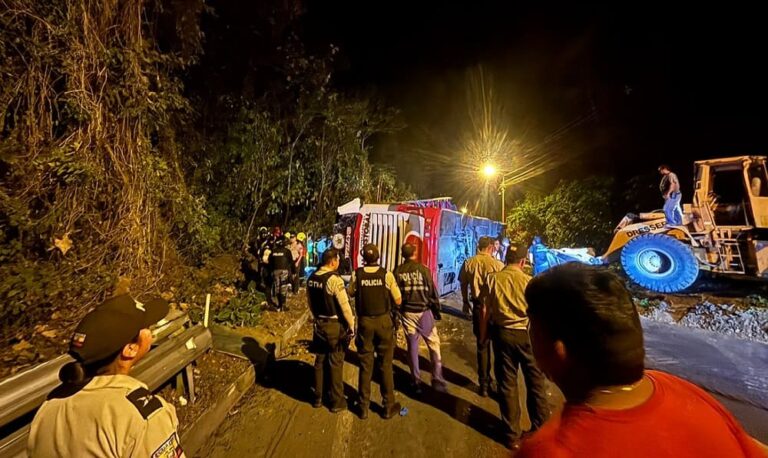 Accidente de bus en Esmeraldas deja cinco muertos y 19 heridos