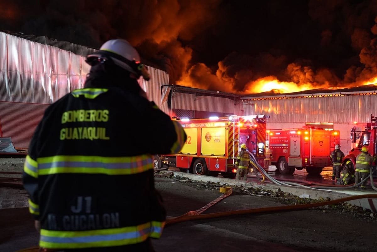 Incendio en ensambladora de motos en Guayaquil