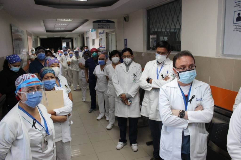 profesionales salud despedidos hospitales iess
